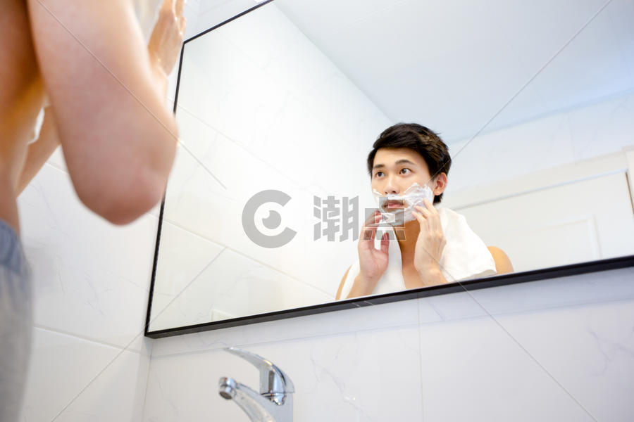 年轻男子在浴室剃须图片素材免费下载