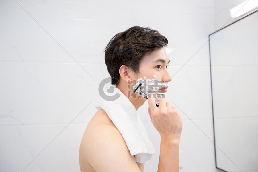 年轻男子在浴室剃须图片素材免费下载