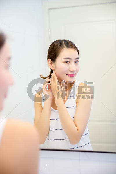年轻女子在浴室护肤图片素材免费下载