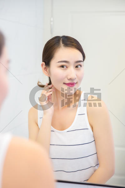 年轻女子在浴室护肤图片素材免费下载