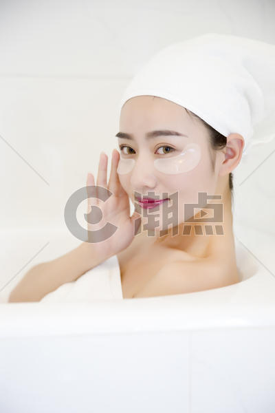 年轻女子在浴室做美容图片素材免费下载