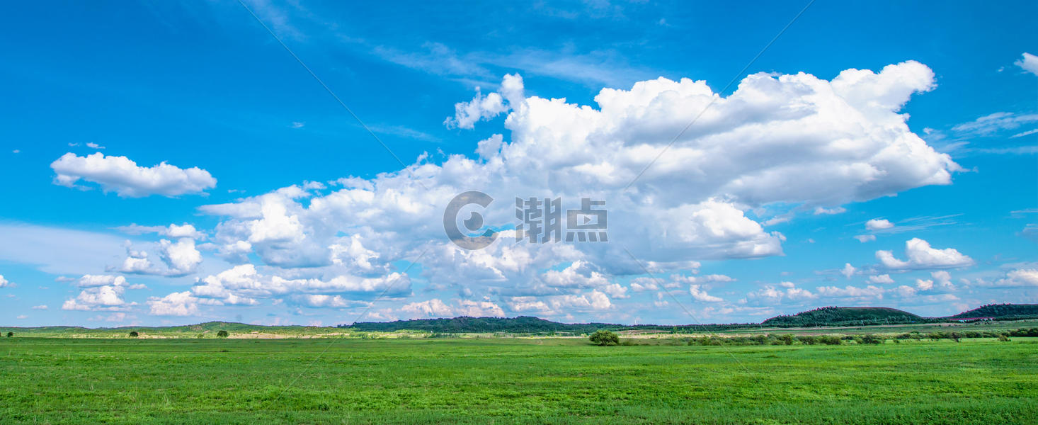 蓝天白云下的草原图片素材免费下载