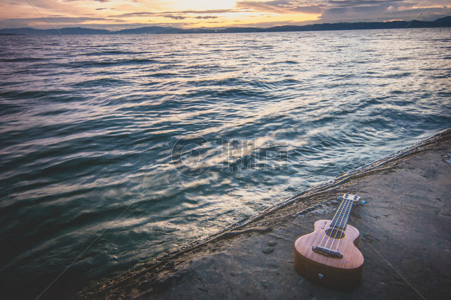 海边的吉他图片素材免费下载