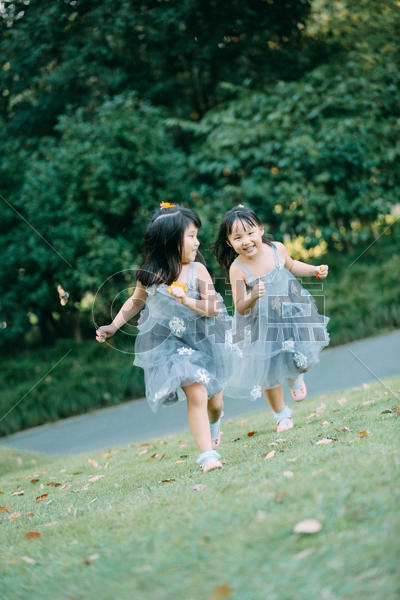 阳光下奔跑的儿童阳光下可爱的小女孩图片素材免费下载