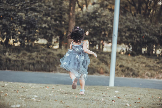 转身奔跑的儿童图片素材免费下载