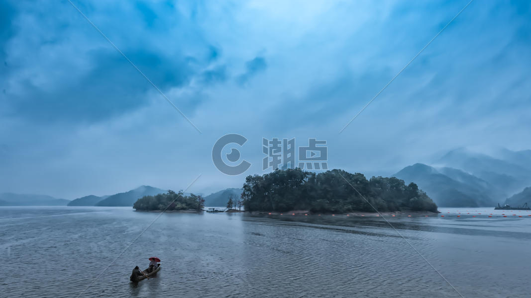 浙江浦江雨雾中的小船图片素材免费下载