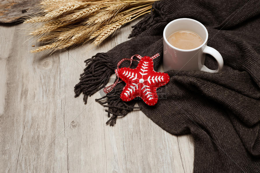 一杯咖啡配上针织保暖的冬季围巾图片素材免费下载