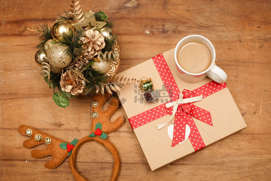 圣诞树和节日礼盒图片素材免费下载