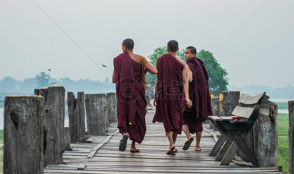 缅甸旅游风光缅甸乌本桥上的僧侣图片素材免费下载