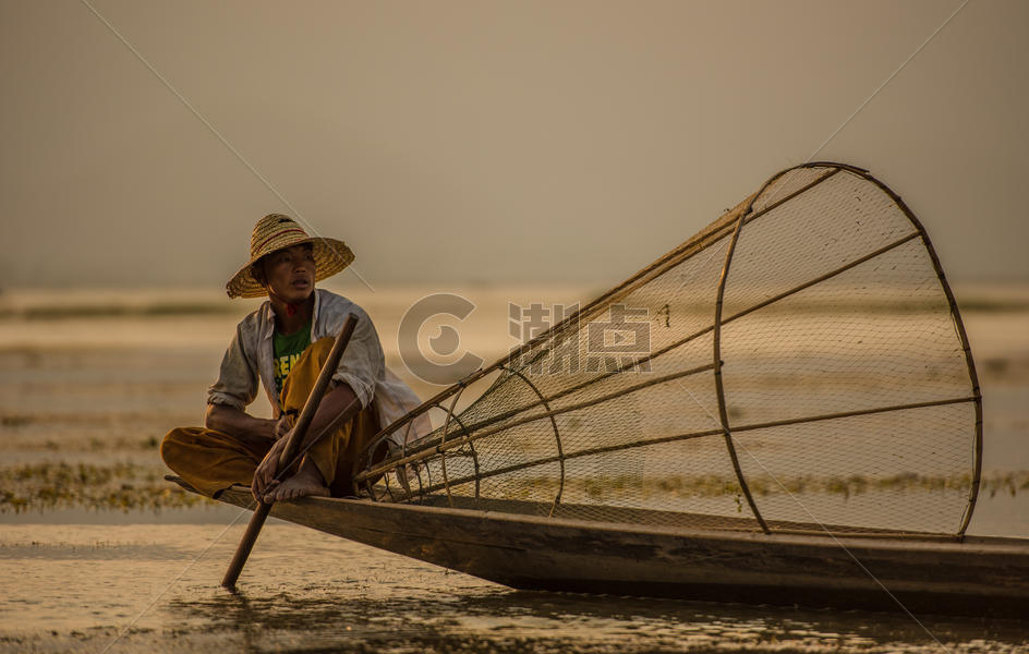 缅甸茵莱湖渔夫捕鱼风光图片素材免费下载