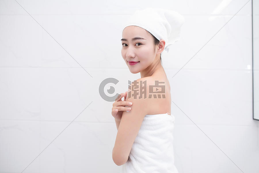 包着头发裹着浴巾的年轻美女摄影图6720*4480图片素材免费下载-编号729504-潮点视频