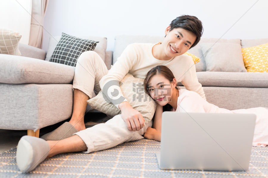 坐在沙发上看电脑的情侣图片素材免费下载