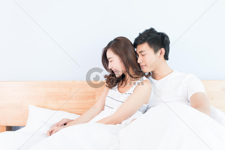 坐在床上恩爱的情侣图片素材免费下载