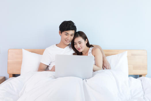 情侣在床上看电脑在线购物图片素材免费下载
