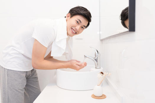 正在洗脸的年轻男士图片素材免费下载