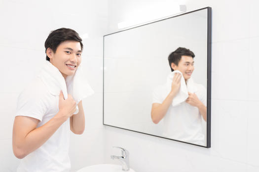 正在洗脸的年轻男士图片素材免费下载