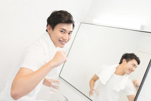 正在刷牙的男士图片素材免费下载