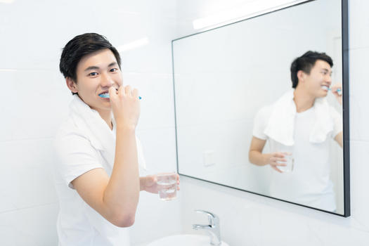 正在刷牙的男士图片素材免费下载