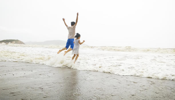 海边跳跃的人图片素材免费下载