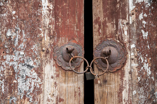 斑驳的门与生锈的锁图片素材免费下载