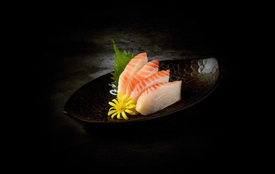暗背景下的日式料理寿司刺身图片素材免费下载