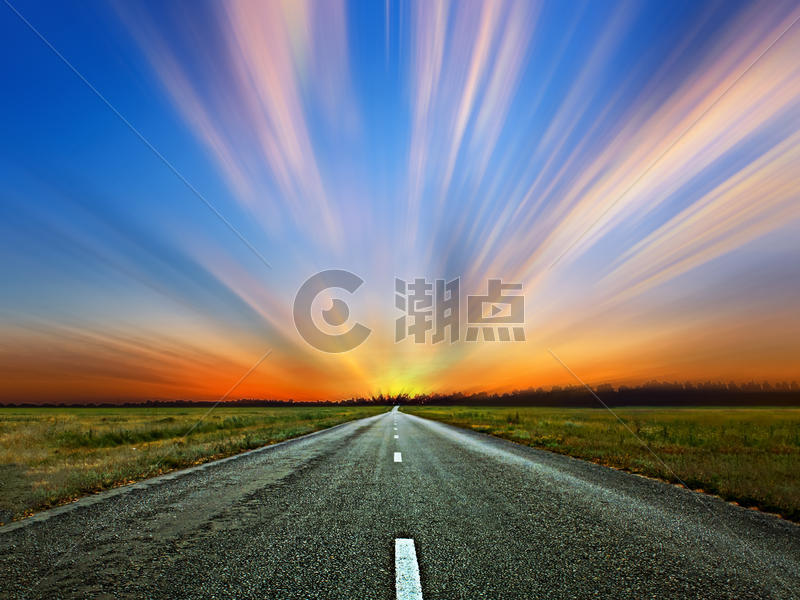 夕阳下唯美的高速公路图片素材免费下载