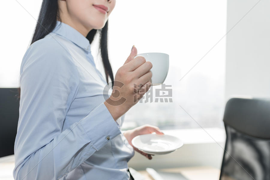 在办公室喝咖啡的自信职业女性图片素材免费下载