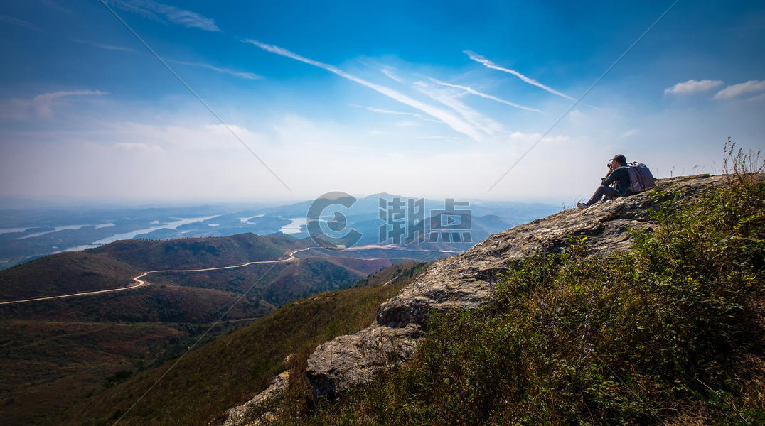 探险旅行摄影攀登山顶远看群山风景图片素材免费下载