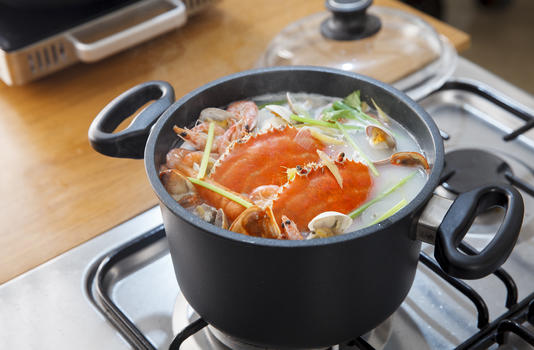烹饪螃蟹海鲜汤图片素材免费下载