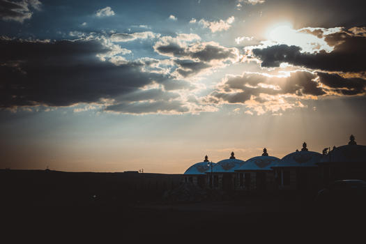 夕阳下的蒙古包图片素材免费下载