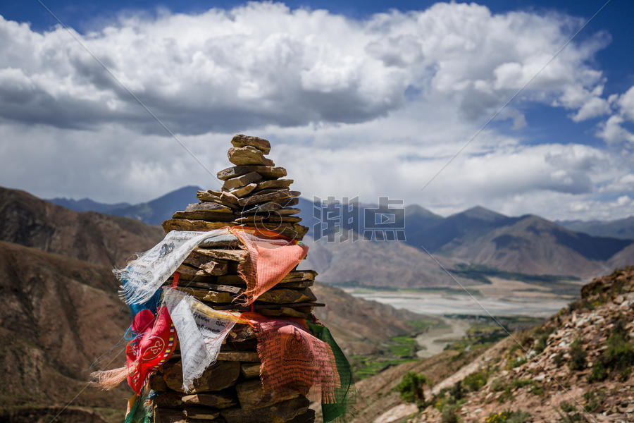 西藏高原上的尼玛堆图片素材免费下载