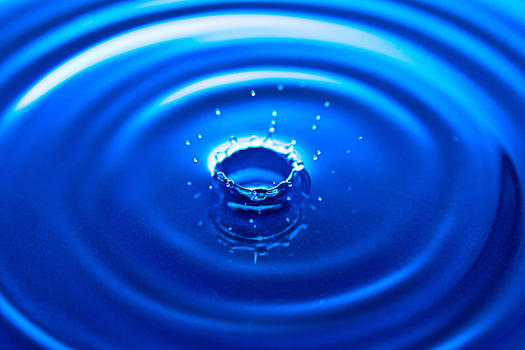 落入水中的蓝色水滴图片素材免费下载