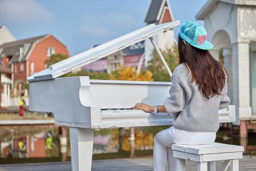 弹钢琴的女孩背影图片素材免费下载