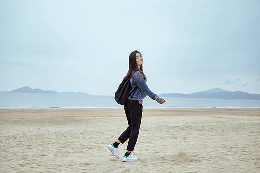 海边奔跑的女孩图片素材免费下载
