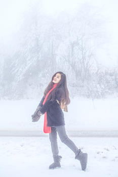 雪地里的女性写真图片素材免费下载