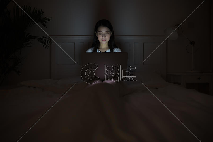 深夜熬夜用电脑的女生图片素材免费下载