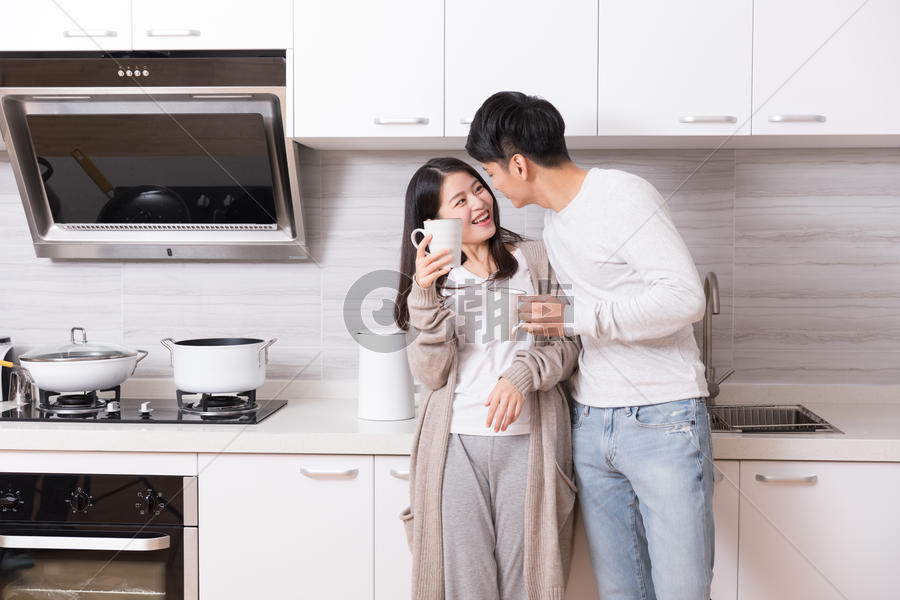 在厨房喝水的情侣图片素材免费下载