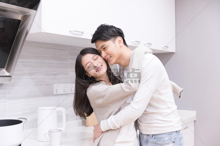 情侣在厨房拥抱互动图片素材免费下载