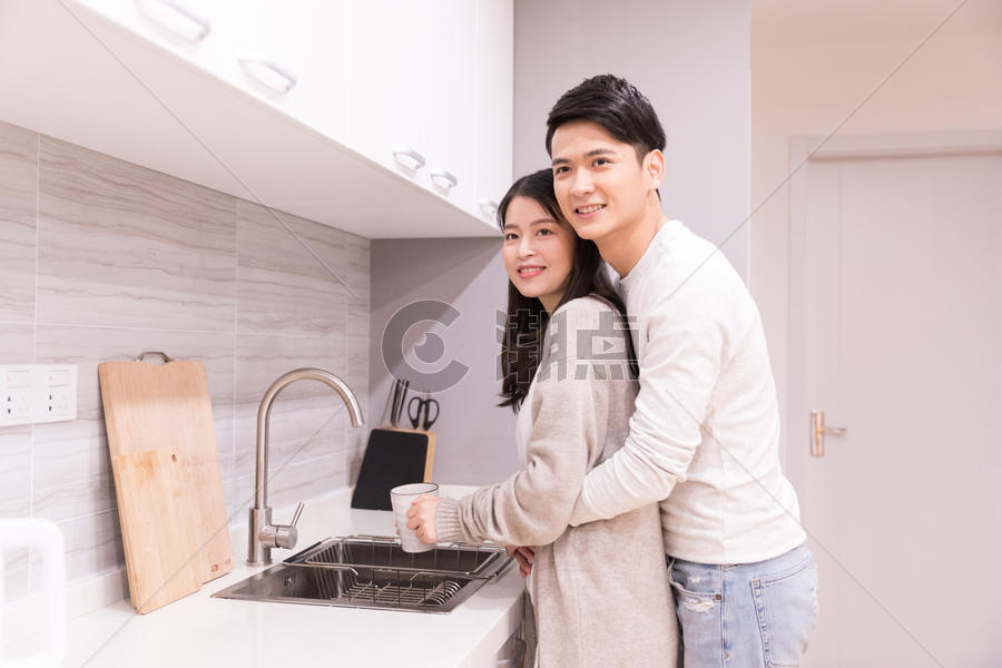 情侣一起在厨房洗碗图片素材免费下载