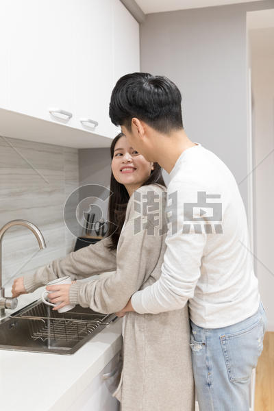 情侣一起在厨房洗碗图片素材免费下载