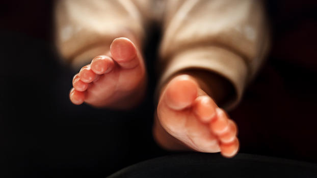 婴儿粉嫩光滑的小脚图片素材免费下载