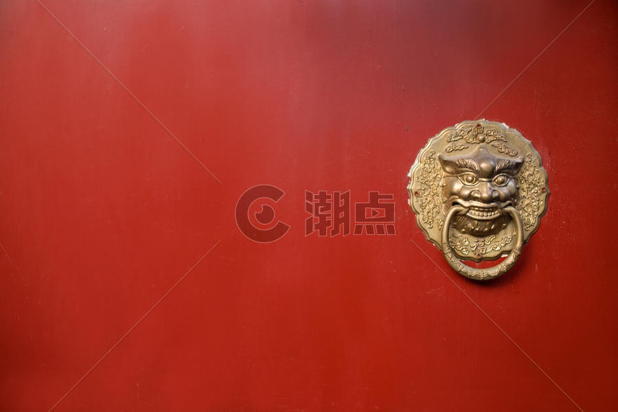 古建筑的红色大门铜环图片素材免费下载