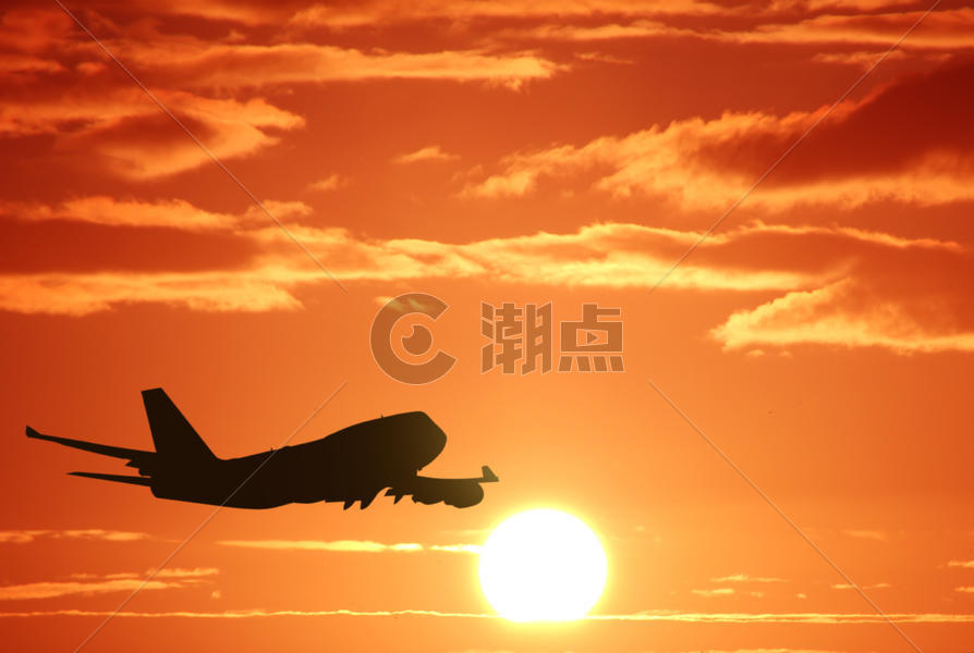 夕阳下的航空运输机剪影图片素材免费下载