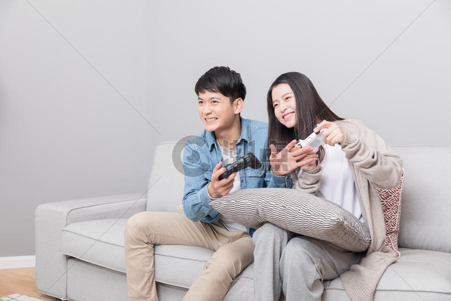 客厅里一起打游戏的情侣图片素材免费下载