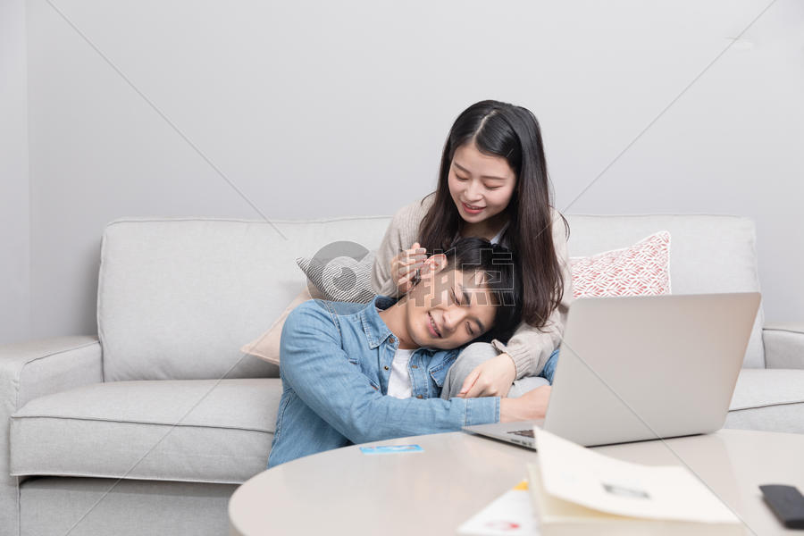 坐在客厅互动的情侣图片素材免费下载
