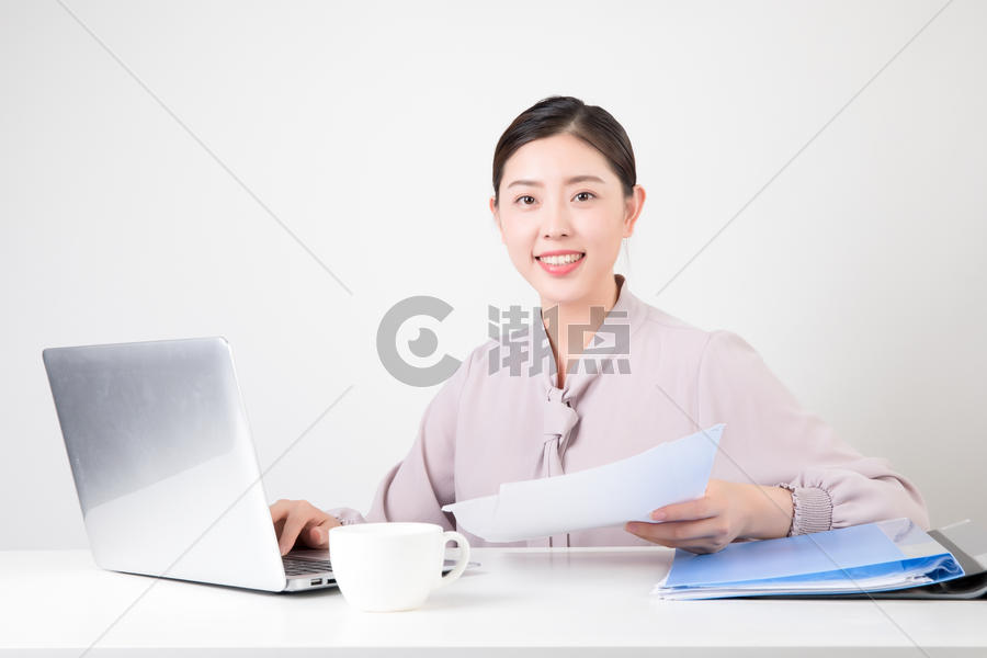 电脑办公的休闲商务女性图片素材免费下载