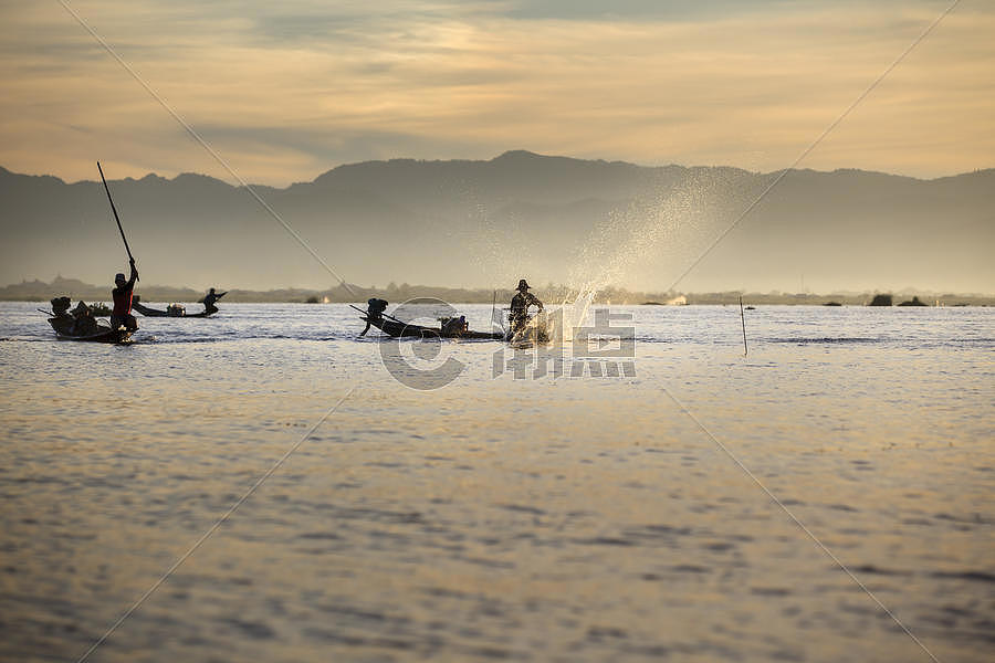 茵莱湖上的捕鱼人图片素材免费下载
