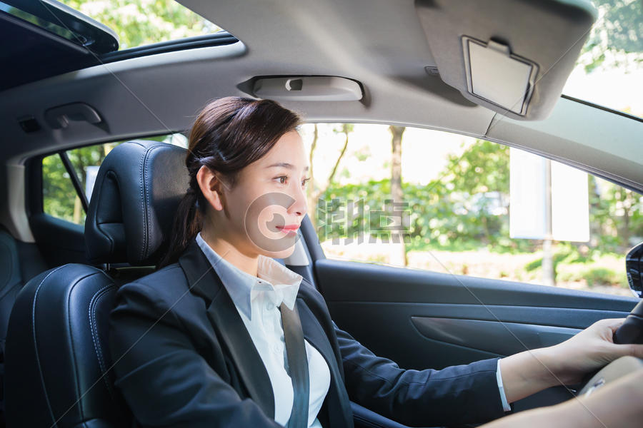 商务女性在驾驶汽车图片素材免费下载