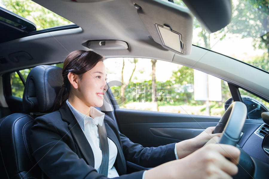 商务女性在驾驶汽车图片素材免费下载