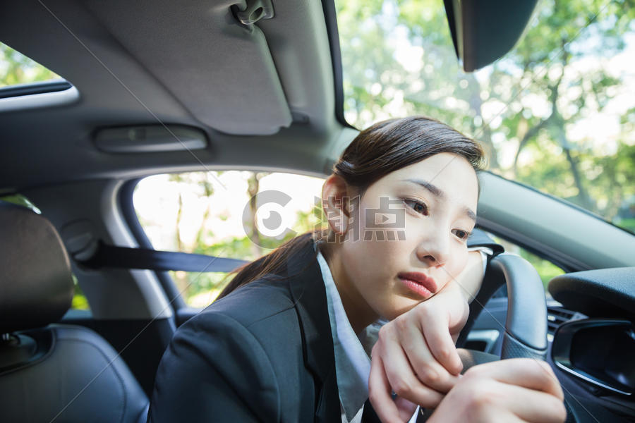 商务女性在停车时休息图片素材免费下载